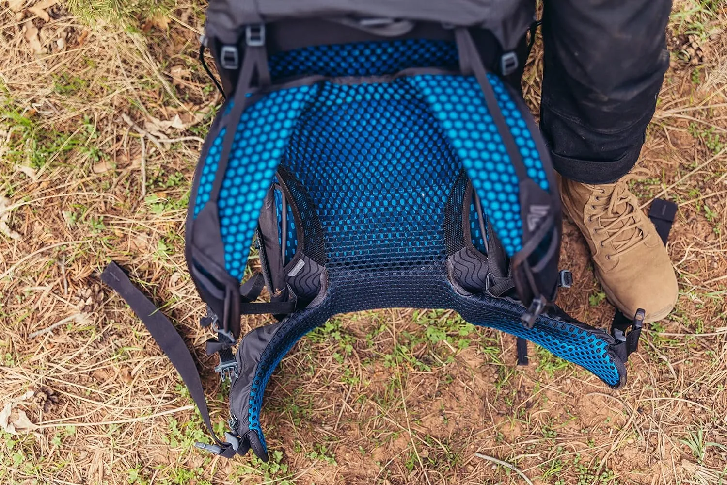 Gregory Focal 48L Unisex Ultralight Backpacking Pack with Freefloat Suspension, Aluminum Frame, Ventilated Backpanel, Large, Ozone Black