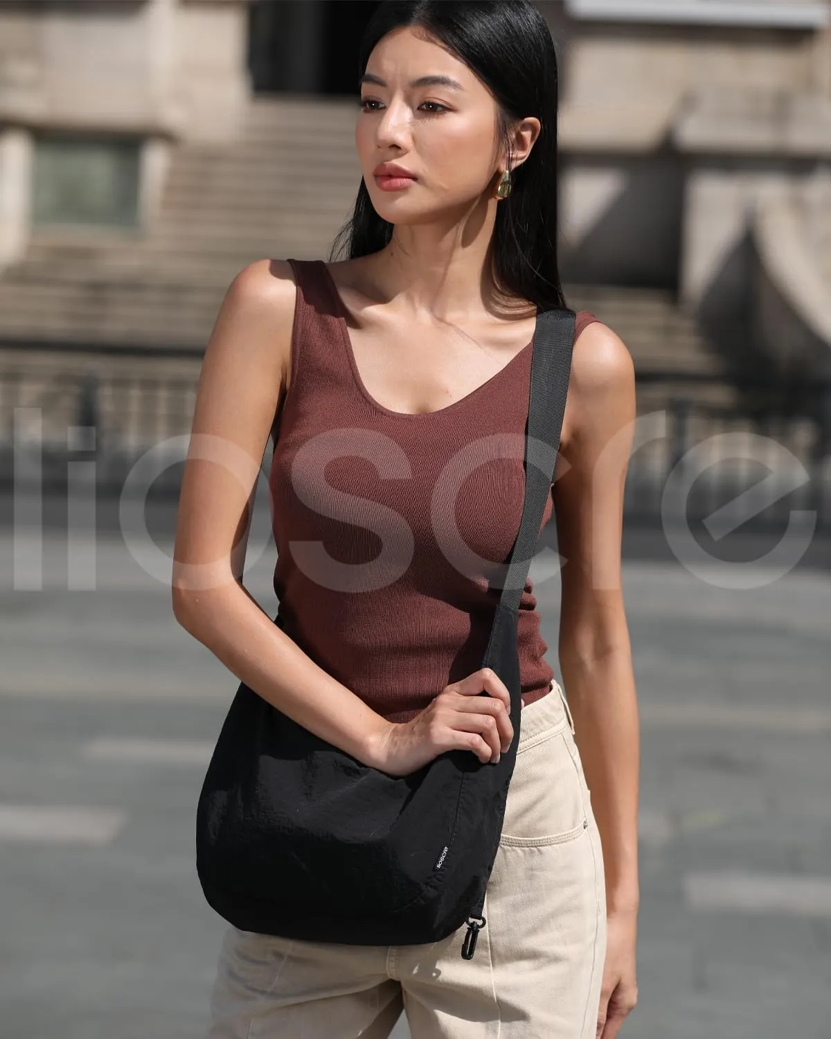 Iioscre Medium Crossbody Crescent Bag for Women Men Trendy, Nylon Crossbody Hobo Bag with Adjustable Strap and Inner Pockets.