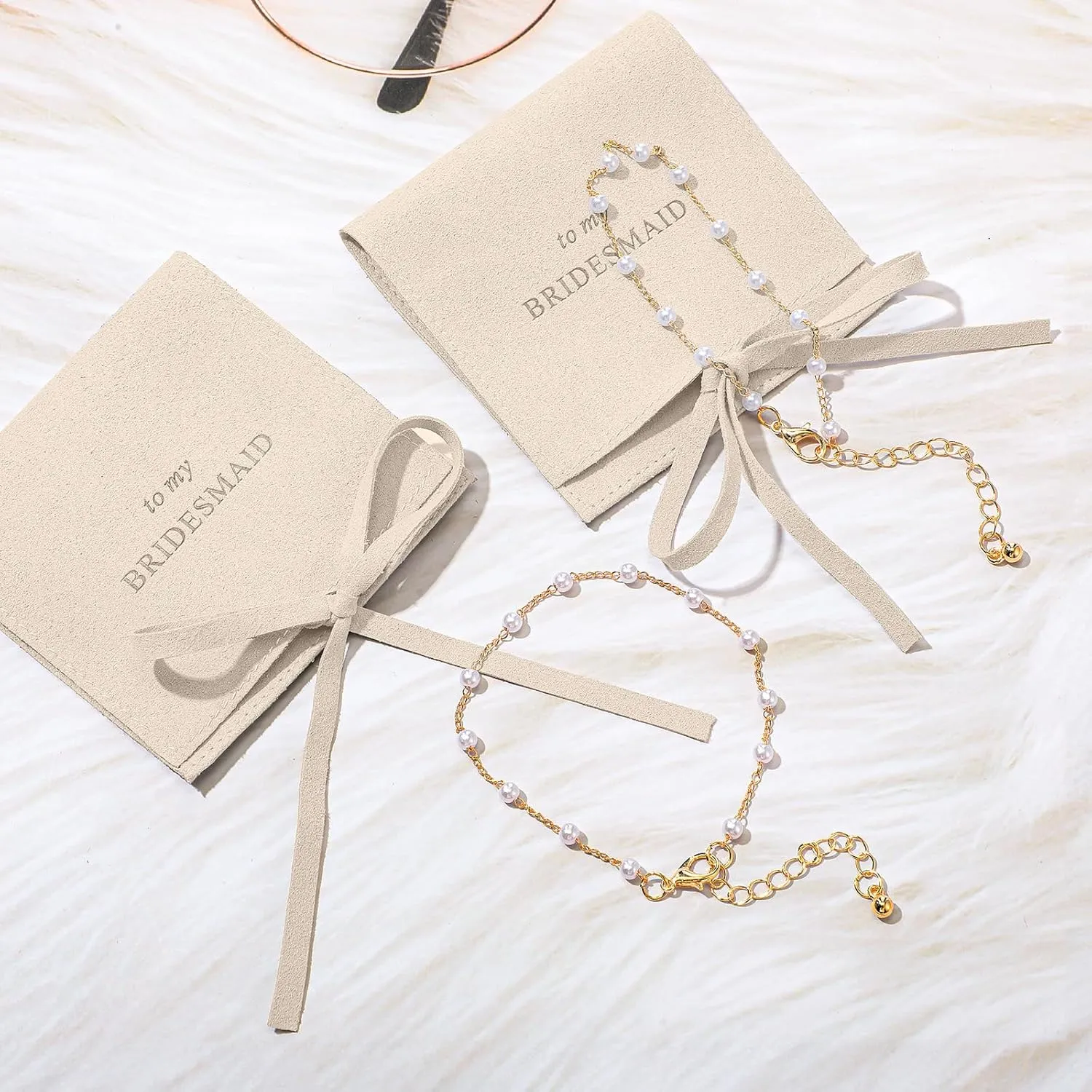 Quelay 16 Pcs Jewelry Bridesmaid Gift Pearl Bracelet Microfiber Jewelry Bag Pouch Set of 8 Jewelry Packaging bag Bridesmaid Proposal Favor for Wedding Bridal Birthday Party(Beige,Bow Tie)