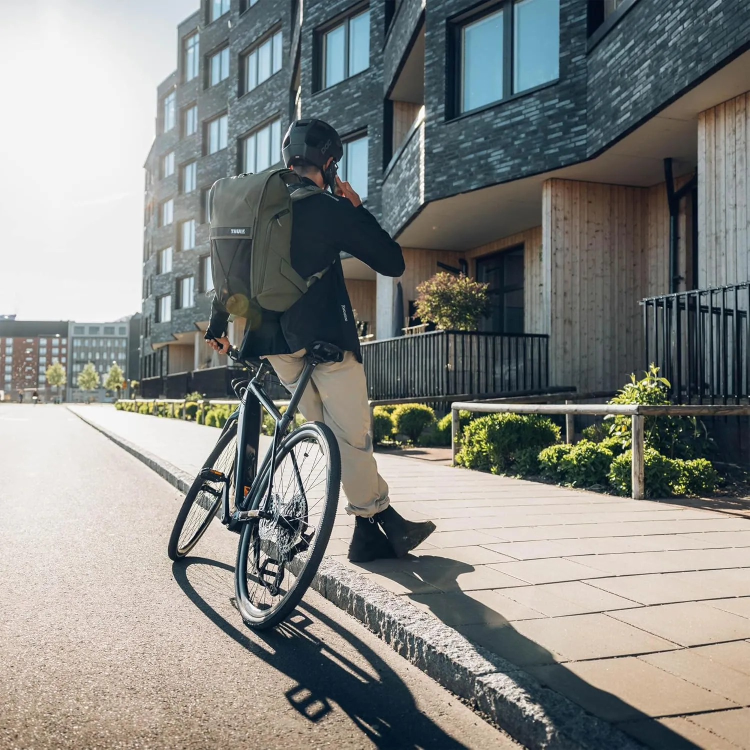 Thule Paramount Bike Commuter Backpack - 20L Capacity - Adjustable fit - 16" Padded Laptop Sleeve and 11" Tablet Pocket - Rolltop Closure - Side Phone Pocket - Taillight Loop